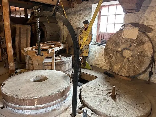 Amond Valley millstones